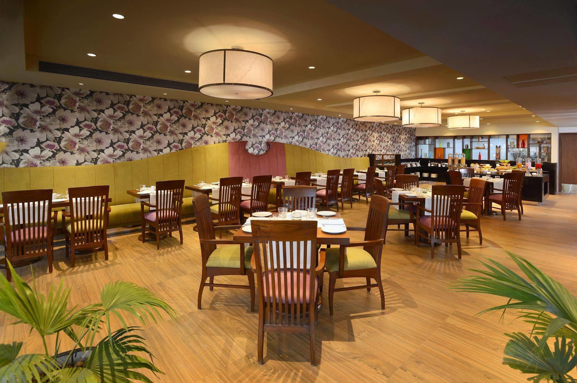 Deventure Sarovar Portico Kapashera, New Delhi Exterior foto